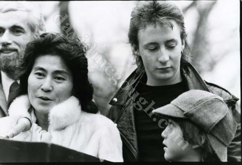 Yoko Ono, Julian Lennon, Sean Lennon 1982 NYC.jpg